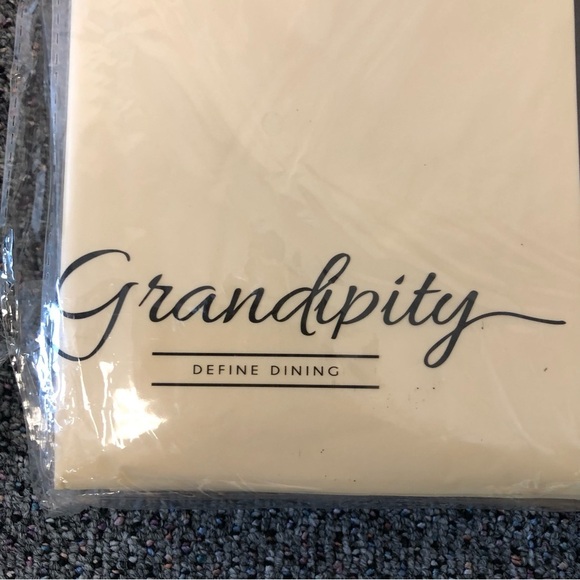 12-Pack Premium Plastic disposable Tablecloth 84in. Round Table Cover Ivory-NWT - Picture 5 of 8